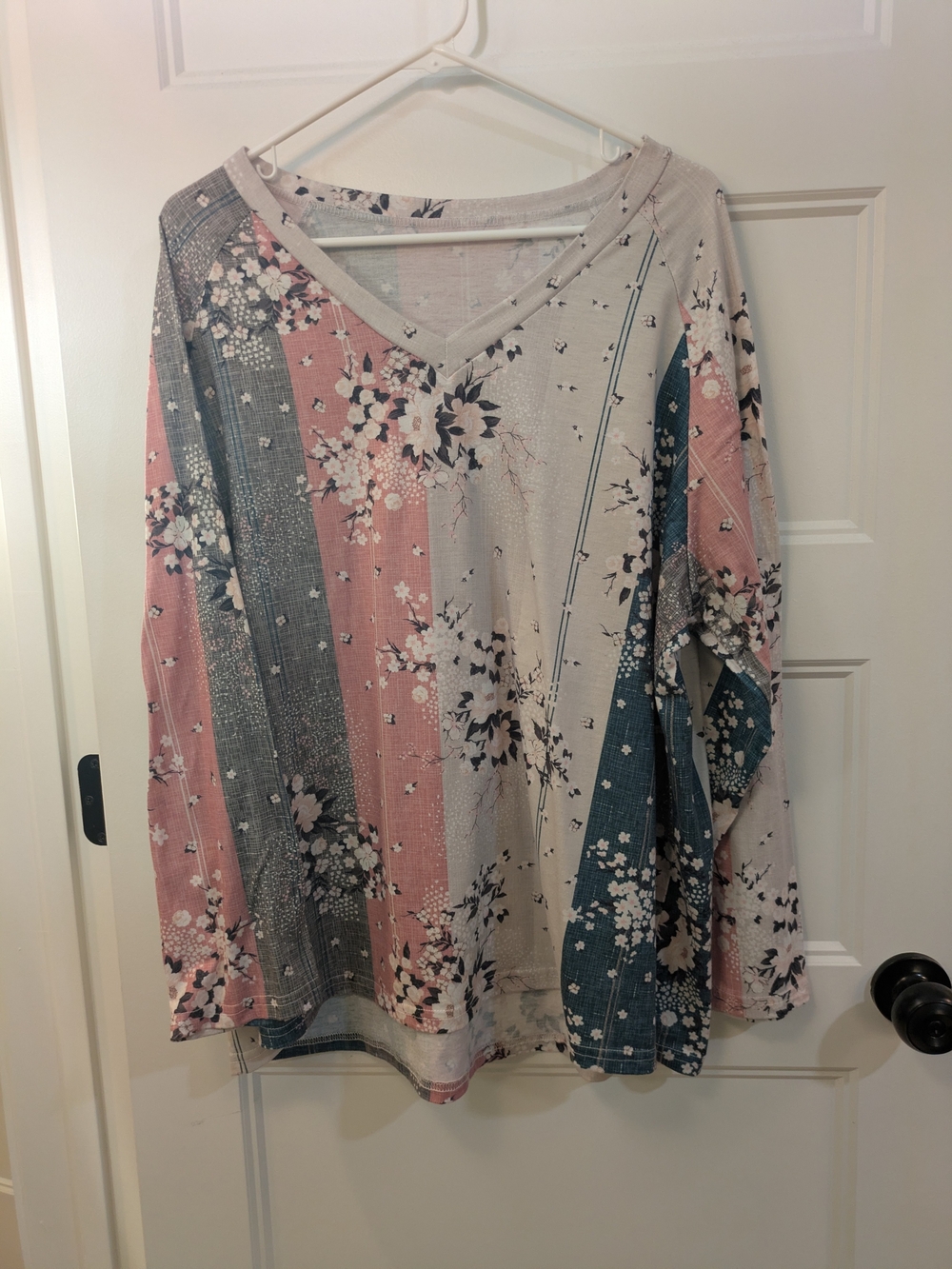 🔴 3/$15 Floral V-Neck Tunic Pink & Blue